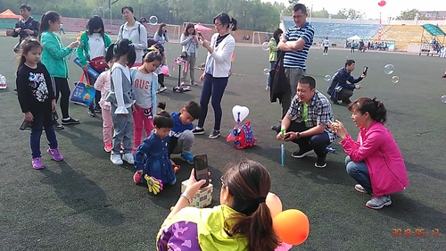 新葡的京集团4321举办“迎‘六一’东林宝贝趣味运动会”