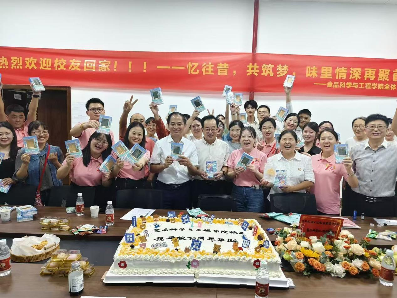 开云kaiyun官方网站热烈欢迎校友回家！忆往昔，共同筑梦